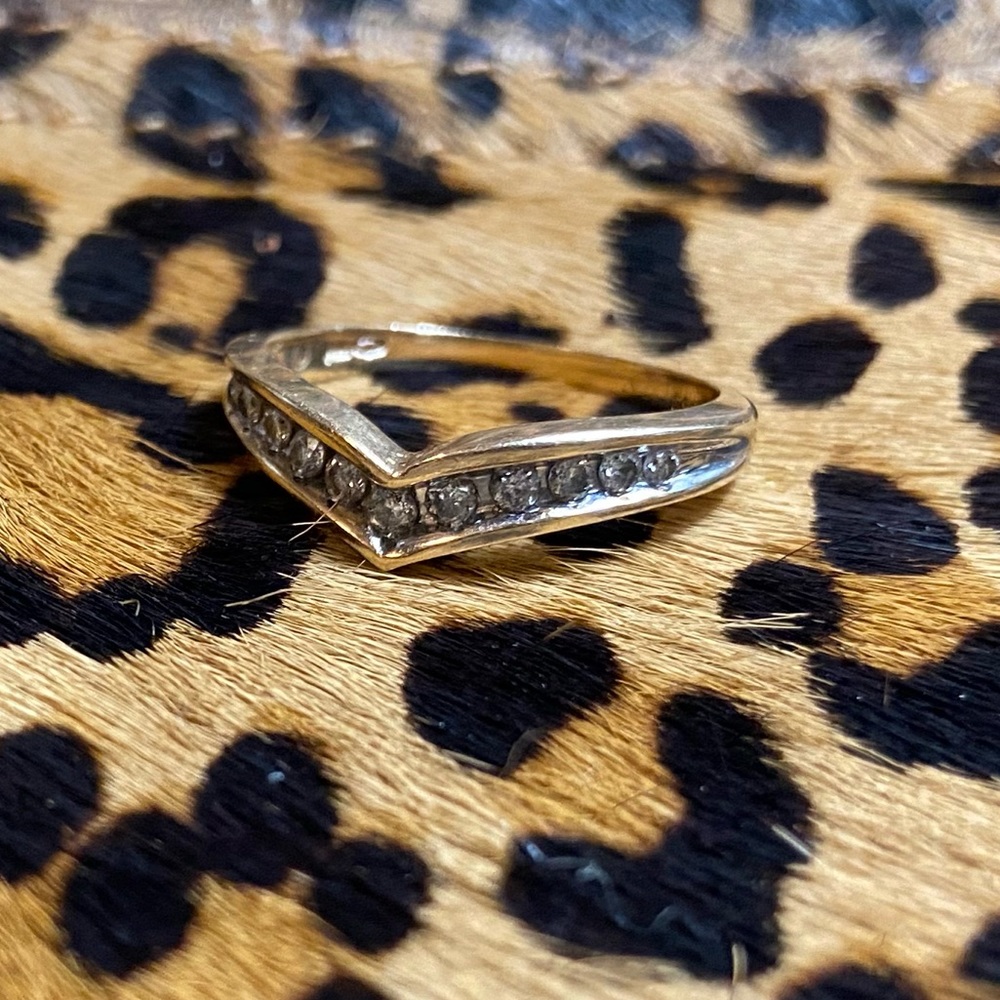Size 8 14K Diamond Channel Chevron Natural 1.3mm Diamonds 0.28tcw 4mm Band